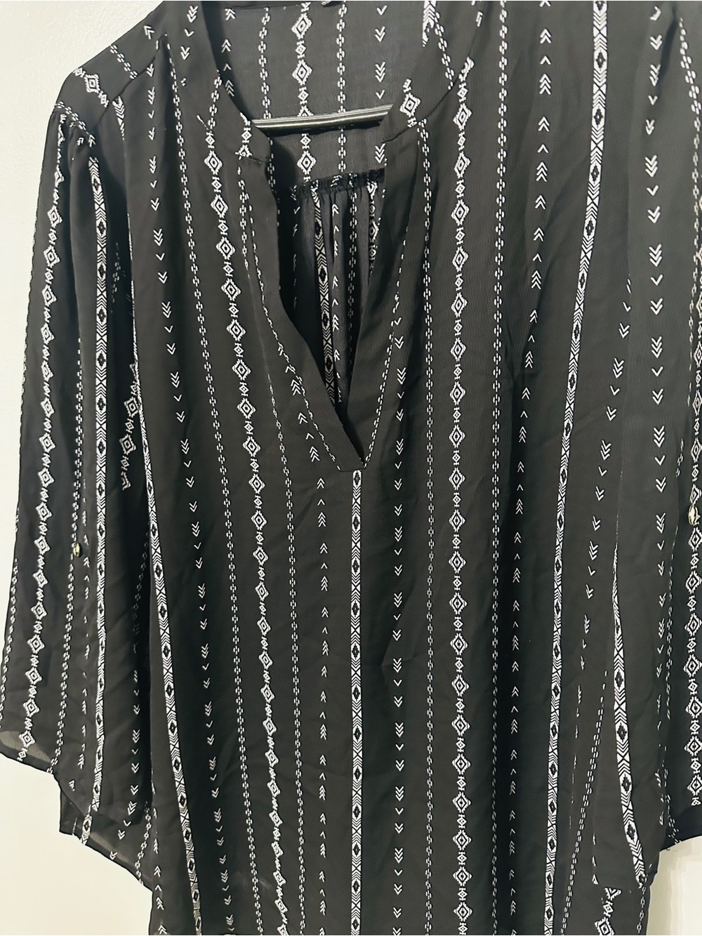Zenobia 3XL Plus Size Boho Geometric Blouse Black White Roll Tab Sleeve V Neck - Picture 12 of 12